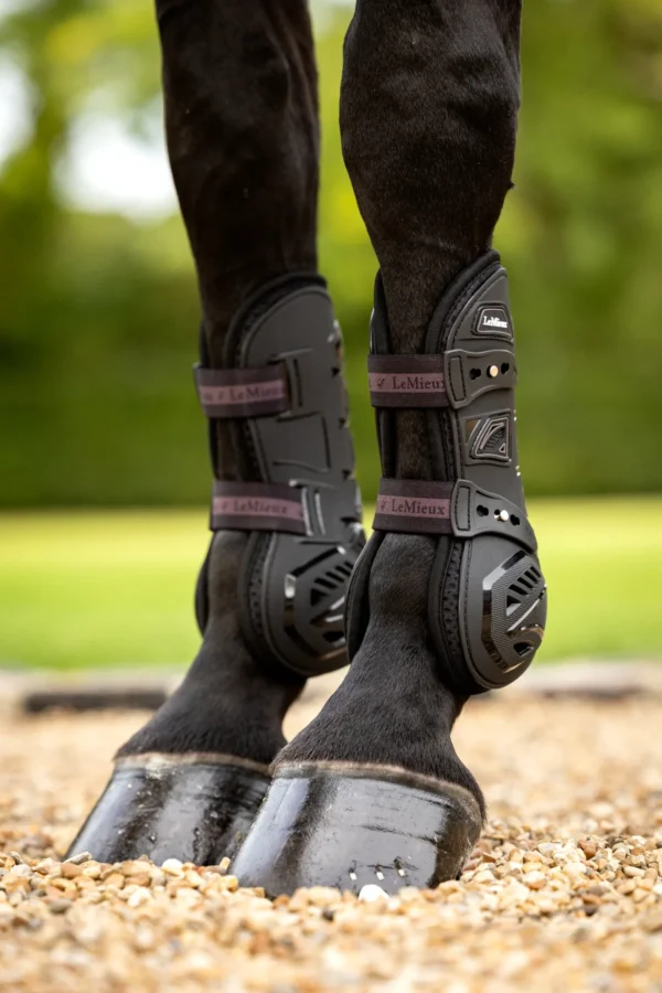 It04744 lifestyle motioncooltendonboot black 4 2000x
